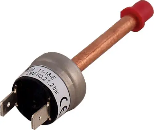 Niederdruck-Pressostat mit Metallgehäuse und Kupferrohr, hergestellt von Wolf. Anschlüsse an der Unterseite für elektrische Verbindungen erkennbar.